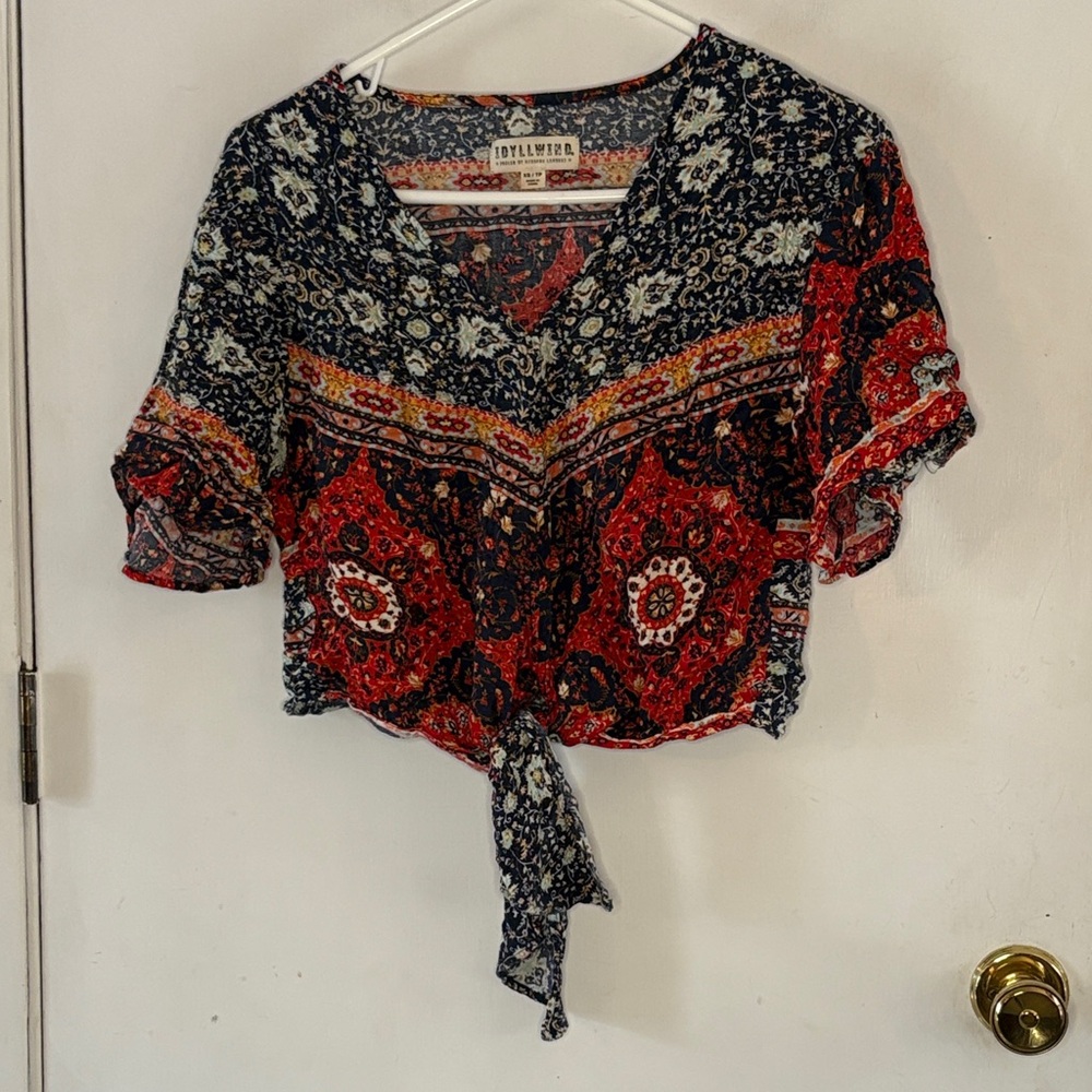 Idyllwind blue red medallion print tie front blouse Size XS